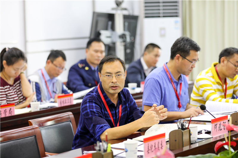 陵水縣委常委、常務(wù)副縣長在會上部署燃放煙花爆竹安全管理工作