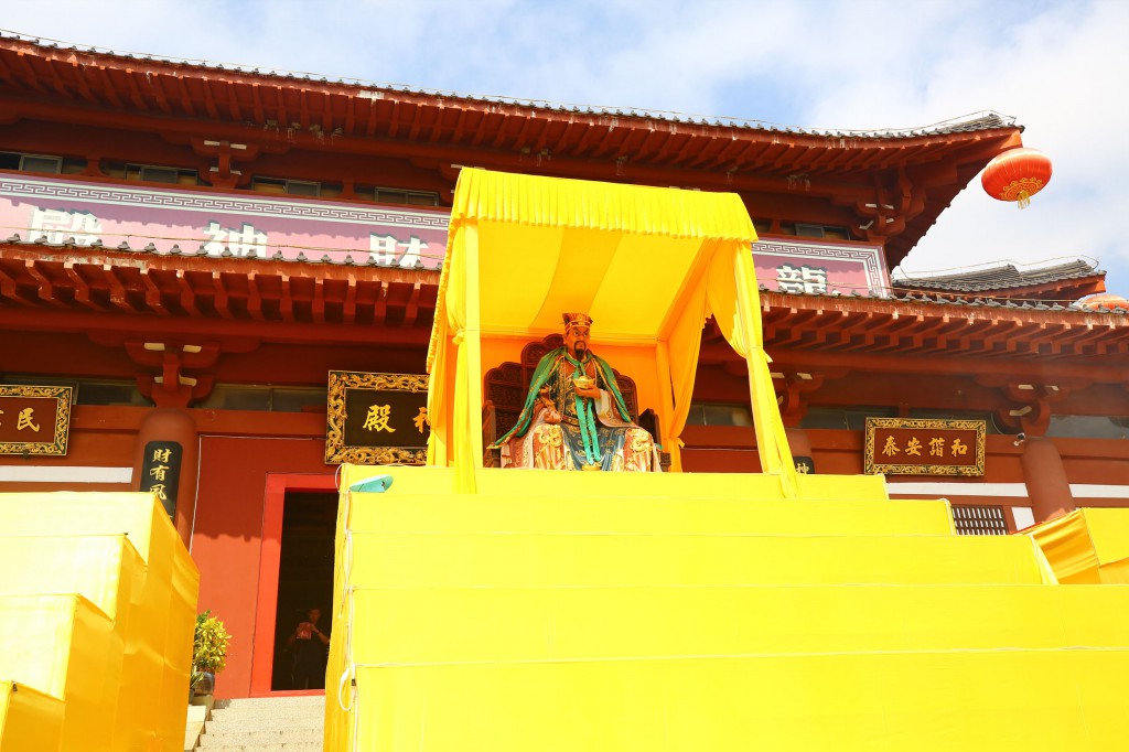 2月8日,工作人員在三亞南山迎財神廟會活動準備就緒1。 2月8日,工作人員在三亞南山迎財神廟會活動準備就緒1。