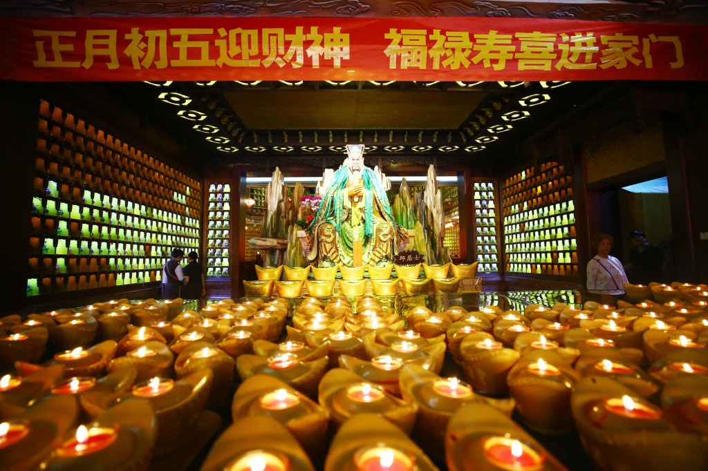 2月8日,工作人員在三亞南山迎財神廟會活動準備就緒2。 2月8日,工作人員在三亞南山迎財神廟會活動準備就緒2。