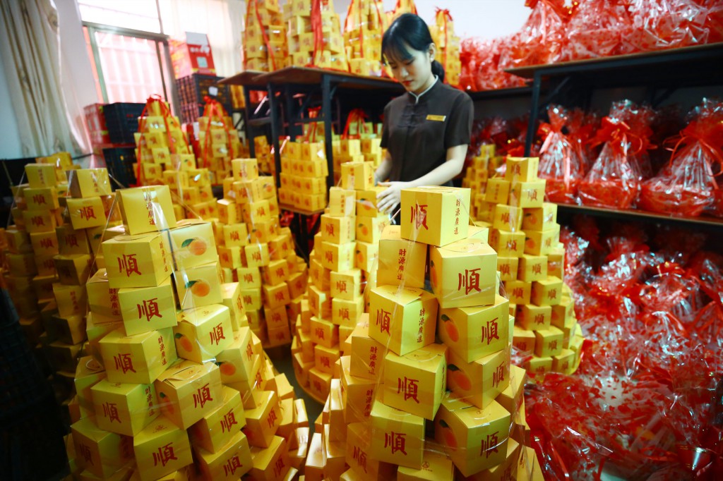 2月8日,工作人員在三亞南山迎財神廟會活動中準備擺放水果1。 2月8日,工作人員在三亞南山迎財神廟會活動中準備擺放水果1。