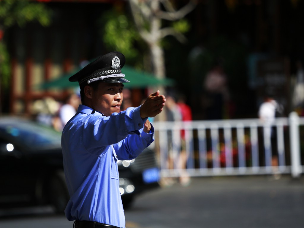 2月9日年初五，春節期間，亞龍灣熱帶天堂森林旅游區安保人員堅守在工作崗位，指揮進出園區的車輛，確保景區暢通無阻，熱情地為前來景區旅游過年的游客服務。（黃慶優攝） (1)