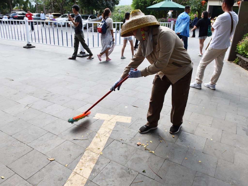 2月9日年初五,春節期間,亞龍灣熱帶天堂森林旅游區環衛工堅守在工作崗位上,每天把園區的環境衛生打掃得干干凈凈,讓中外游客有個整潔、舒適、衛生的旅游環境。(黃慶優攝) (1) 2月9日年初五,春節期間,亞龍灣熱帶天堂森林旅游區環衛工堅守在工作崗位上,每天把園區的環境衛生打掃得干干凈凈,讓中外游客有個整潔、舒適、衛生的旅游環境。(黃慶優攝) (1)