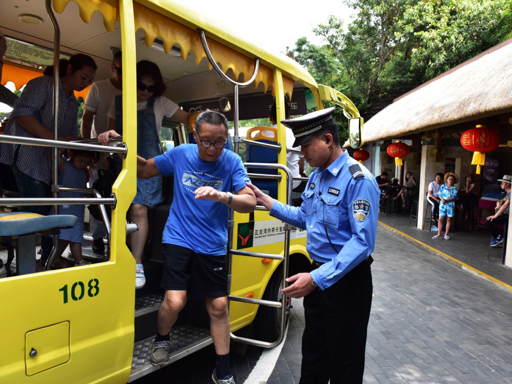2月9日年初五,春節黃金周期間,三亞亞龍灣熱帶天堂森林旅游區員工堅守在工作崗位上,熱情地為前來三亞旅游過年的中外游客服務。(黃慶優攝) 2月9日年初五,春節黃金周期間,三亞亞龍灣熱帶天堂森林旅游區員工堅守在工作崗位上,熱情地為前來三亞旅游過年的中外游客服務。(黃慶優攝)