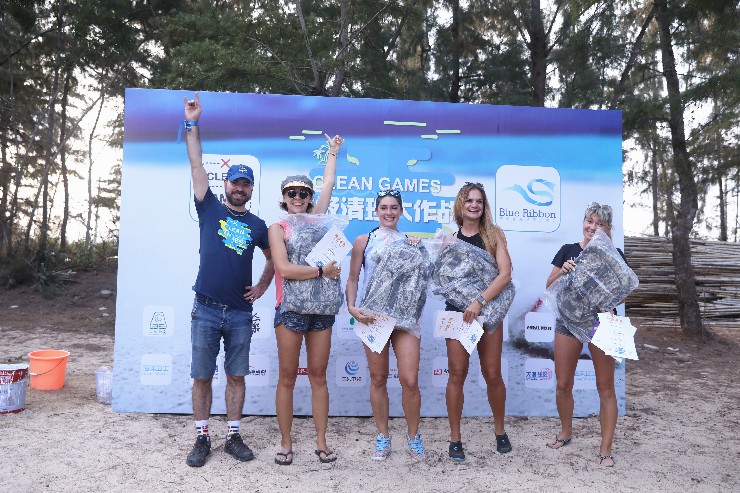 2月23日，俄羅斯環(huán)保組織Clean Games的創(chuàng)始人和會長Dmitry Ioffe為獲獎外國志愿者友人派發(fā)獎品并合影留念