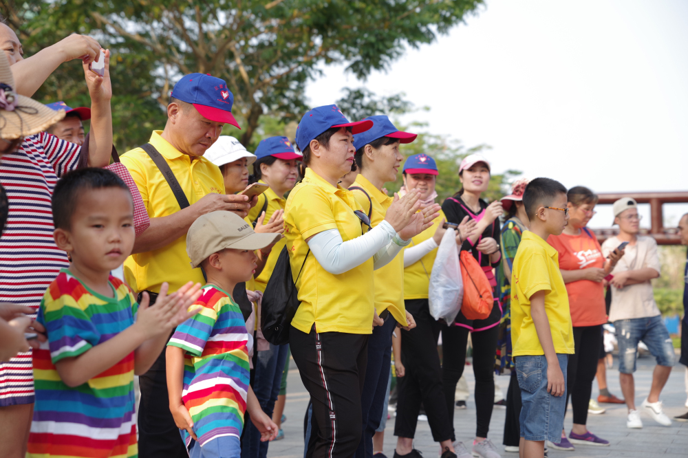 市民游客在龍抬頭記憶圖片展現場