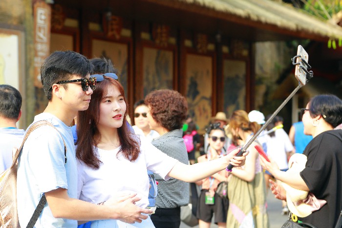 3、年輕情侶在景區幸福自拍