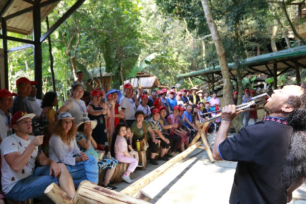 8、俄羅斯網紅眷侶觀看”上刀山下火海“表演