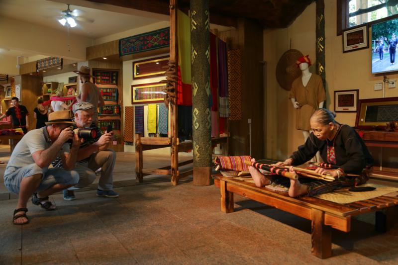 2、俄羅斯列賓美院師生到檳榔谷采風(fēng) 2、俄羅斯列賓美院師生到檳榔谷采風(fēng)