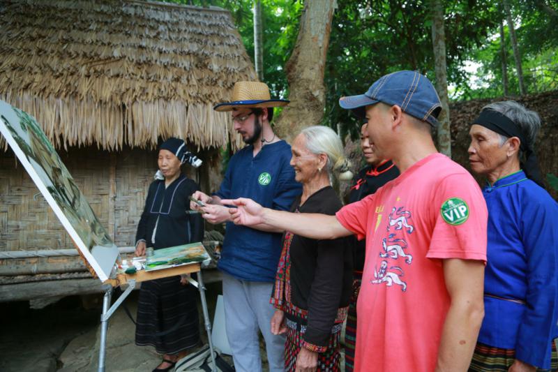 7、黎族老人欣賞俄羅斯列賓美院師生創(chuàng)作作品