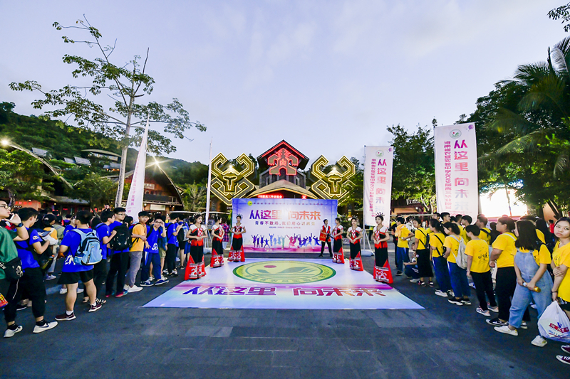 2、海南省農墾實驗中學高中畢業生在景區三月三廣場參加主題活動