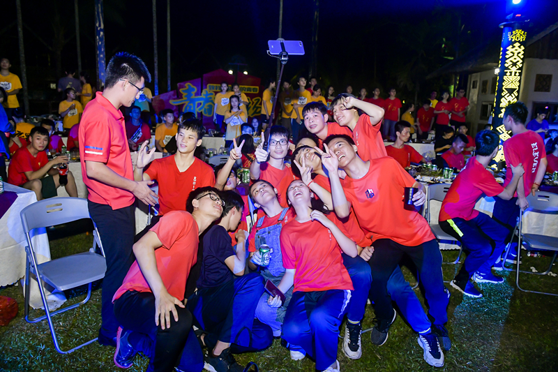 9、同學們在畢業晚會現場開心自拍