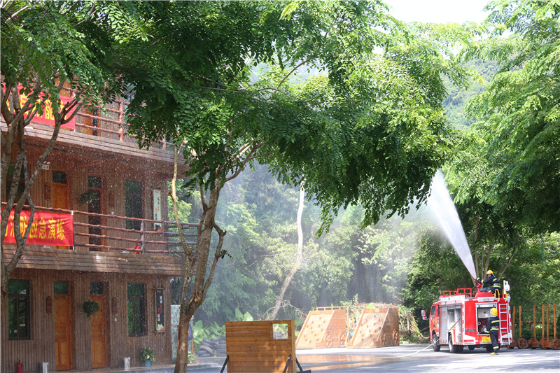 5、檳榔谷舉行2019年安全生產(chǎn)月消防應(yīng)急演練