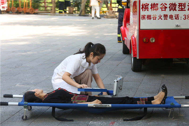 3、檳榔谷舉行2019年安全生產(chǎn)月消防應(yīng)急演練