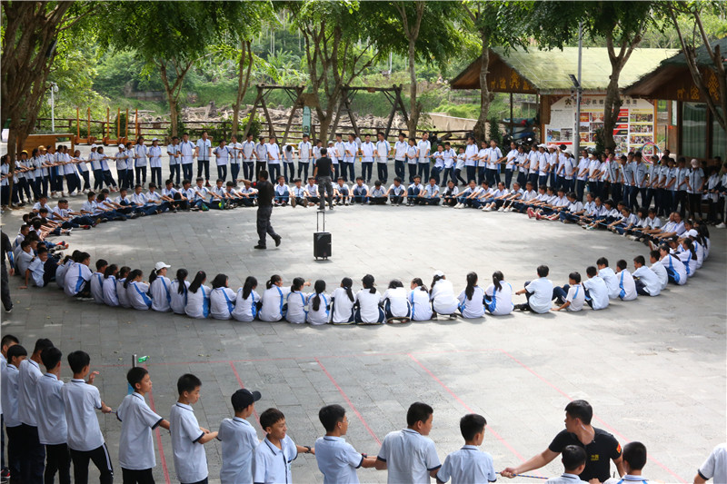 5、同學們團隊協作挑戰“動力圈繩”拓展項目