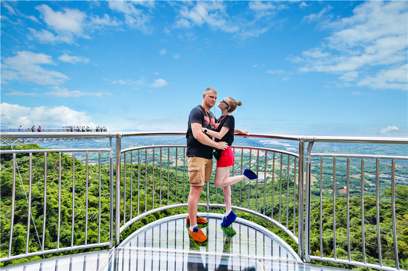 俄羅斯游客體驗哇哎嚕玻璃觀景平臺