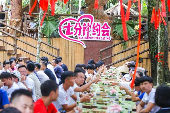 5、往屆七夕相親盛典活動，“才子佳人”面對面進行“7分鐘約會”