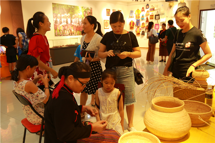9、檳榔谷特色民族文創(chuàng)產(chǎn)品亮相嬉水節(jié) 將“非遺”帶回家
