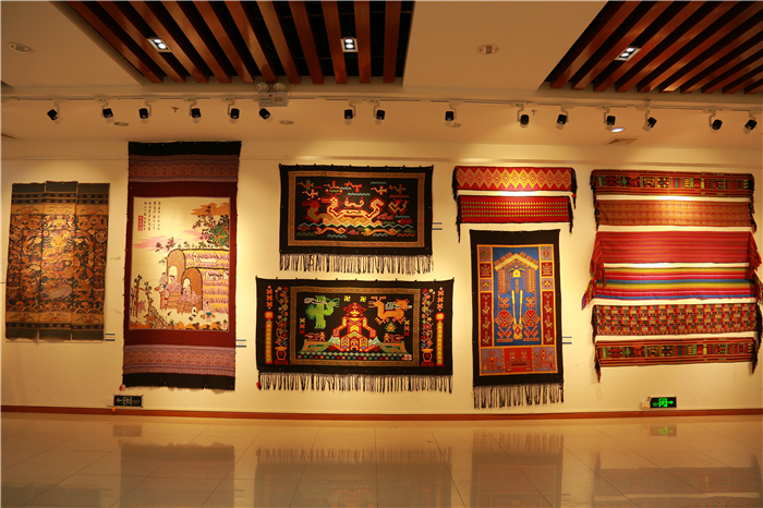 1、檳榔谷特色民族文創(chuàng)產(chǎn)品亮相嬉水節(jié) 將“非遺”帶回家