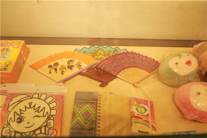 2、檳榔谷特色民族文創(chuàng)產(chǎn)品亮相嬉水節(jié) 將“非遺”帶回家