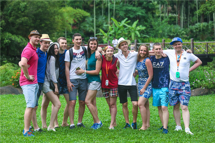 小圖：俄羅斯游客在濕地景觀區開心合影