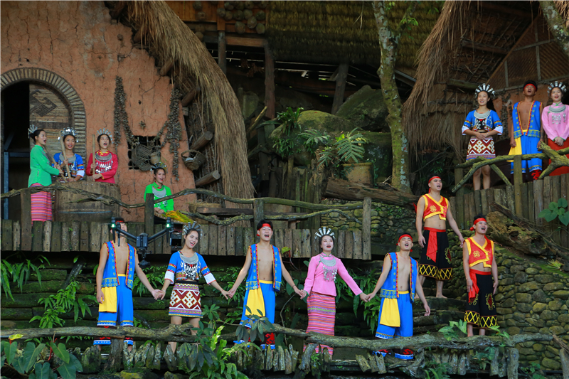 8、央視在檳榔谷錄制《我和我的祖國》56個民族同唱一首歌