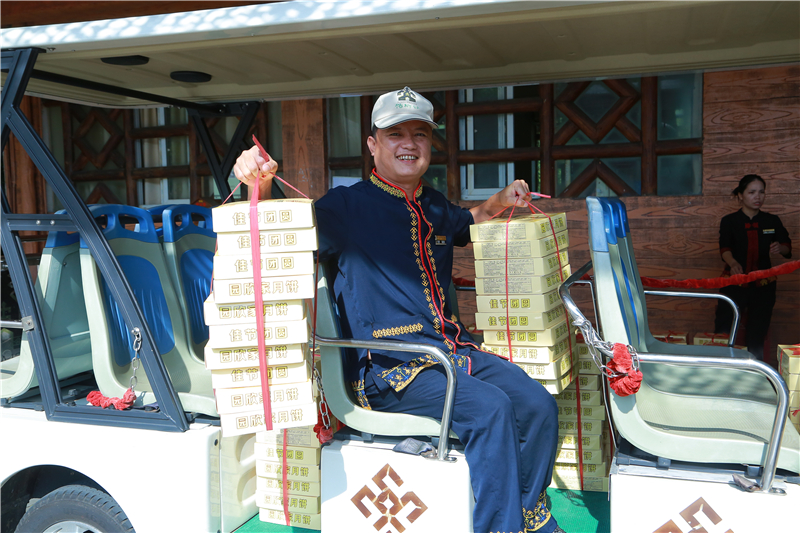 8、檳榔谷中秋慰問村民員工 2000余份月餅送農(nóng)家暖人心