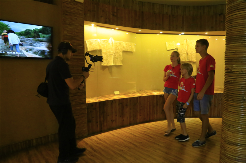 1、白俄羅斯旅游達(dá)人在景區(qū)展館中參觀黎族紡織技藝