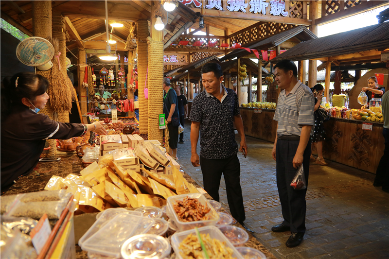 8、白沙縣省部級勞模考察團到訪檳榔谷 學習美麗鄉村旅游扶貧經驗