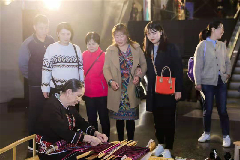 2、檳榔谷助力海南國際旅游島(上海)音樂推介會 邀請游客做黎家人 2、檳榔谷助力海南國際旅游島(上海)音樂推介會 邀請游客做黎家人