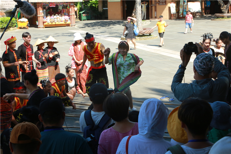 1、外國學徒在景區與黎家青年跳起歡快的打柴舞