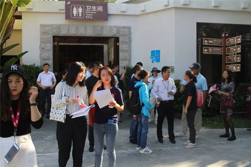 考察團檢查旅游廁所