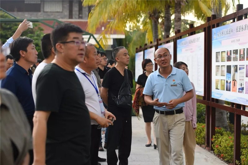 考察團瀏覽景區創標工作展示欄