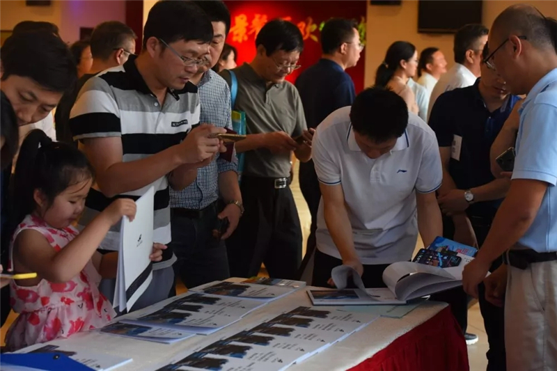 考察團瀏覽景區創標工作文件