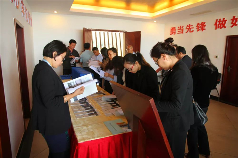 專家團(tuán)查看相關(guān)創(chuàng)標(biāo)工作材料