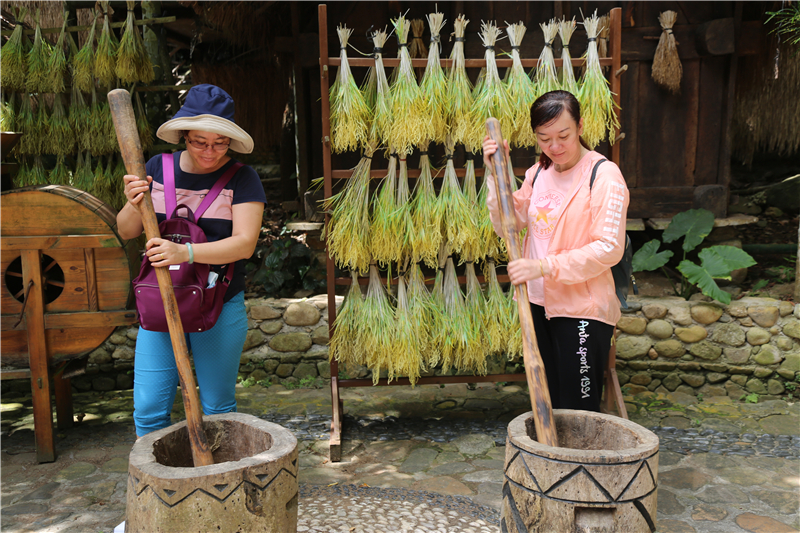 9、游客開心體驗舂米