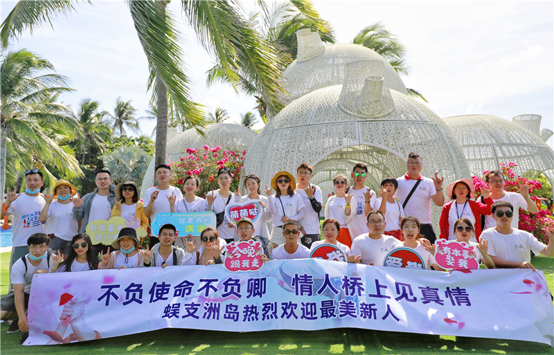 新人們走進蜈支洲島觀光游覽 新人們走進蜈支洲島觀光游覽