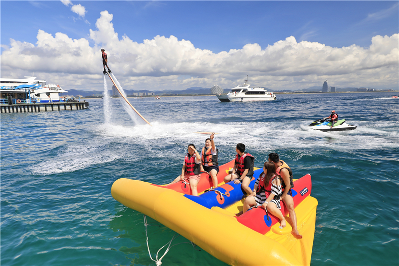 游客體驗大飛魚.