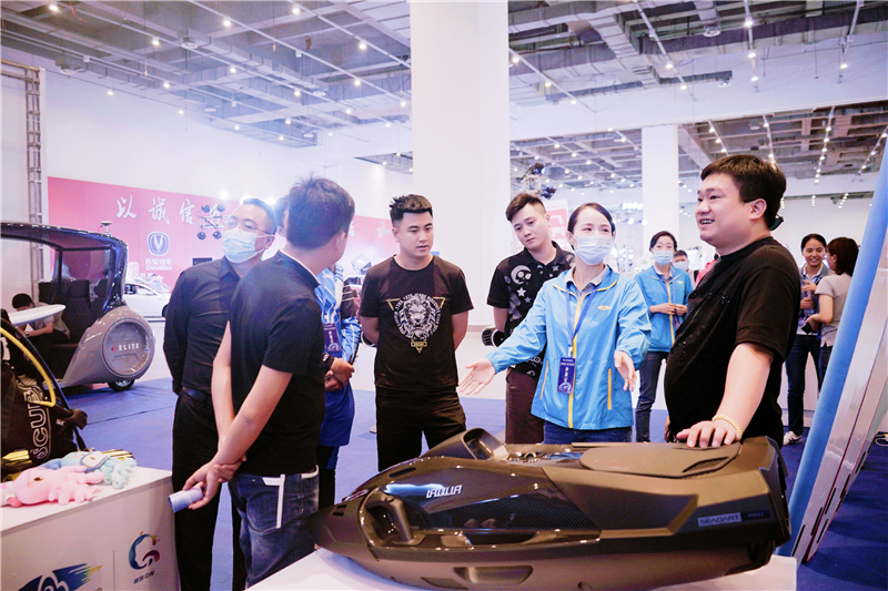 工作人員向游客介紹展品3