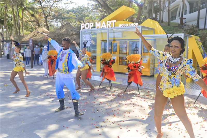 4、外籍舞者為現(xiàn)場游客帶來精彩表演 4、外籍舞者為現(xiàn)場游客帶來精彩表演