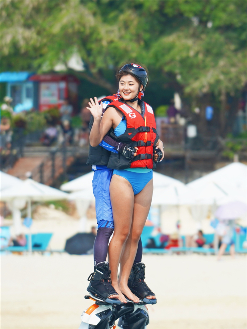 游客體驗水上飛人項目 游客體驗水上飛人項目