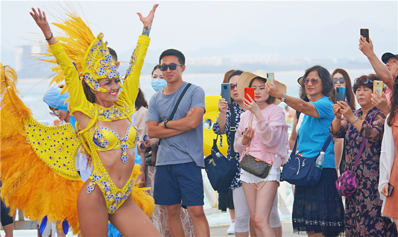 游客駐足圍觀外籍舞蹈表演 游客駐足圍觀外籍舞蹈表演