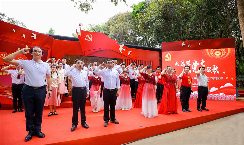 現場黨員同志莊嚴宣誓 現場黨員同志莊嚴宣誓