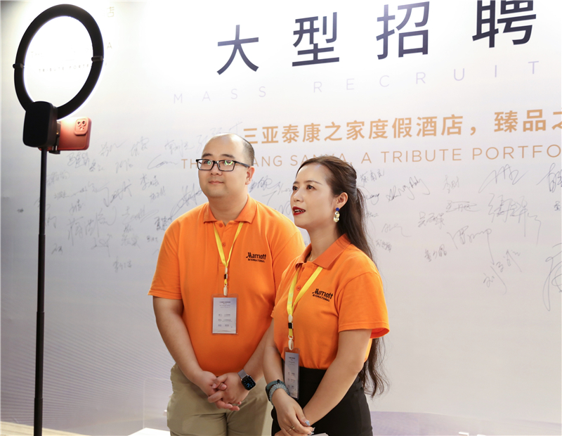 圖5 酒店人力資源總監韓世琦先生和市場傳訊總監曾穎哲女士主持線上招聘直播