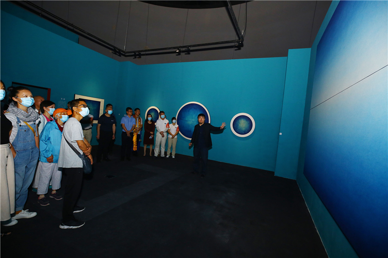 3 策展人胡罡在為觀眾講解作品 3 策展人胡罡在為觀眾講解作品